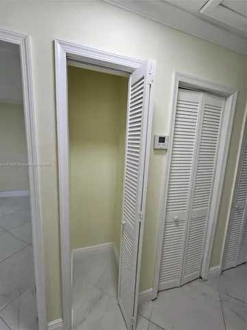 a view interior of a house with an entryway