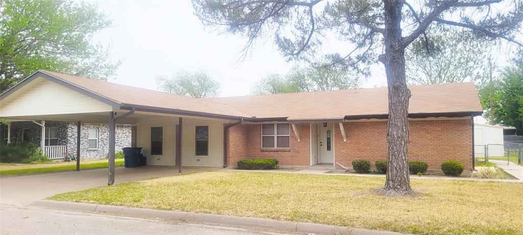 a view of a house with small yard and plants