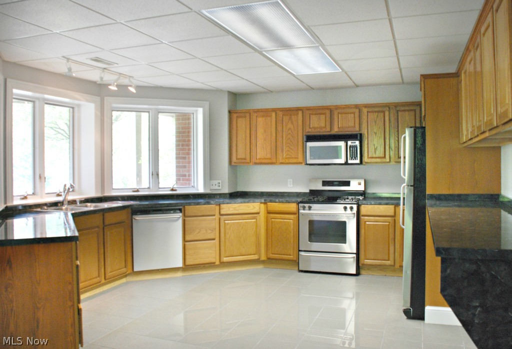 2890 Roundhill Road Akron, OH 44333 - Photo 20 of 25 LOWER LEVEL FULL KITCHEN