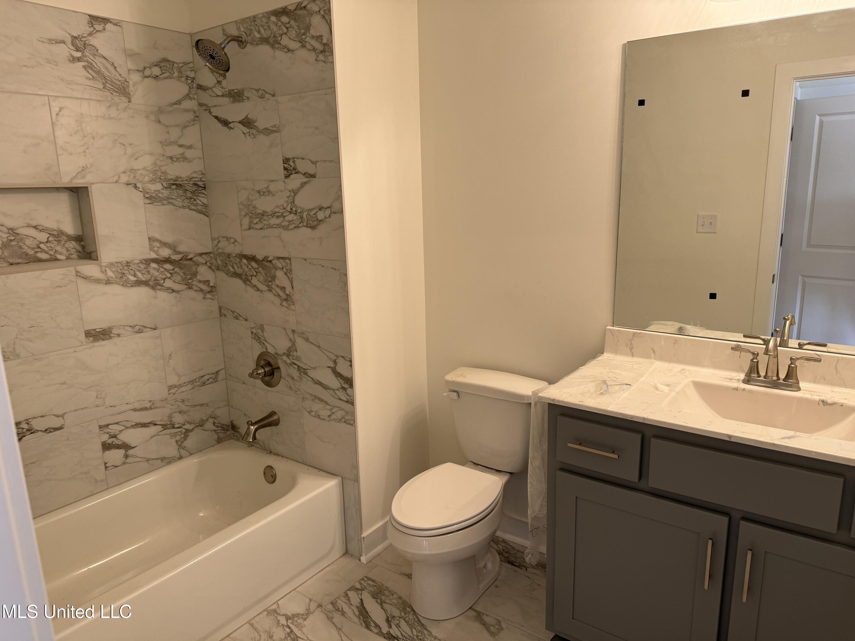 6588 Boxley Pointe, Unit POINTE Walls, MS 38680 - Photo 14 of 15 Bathroom - upstairs