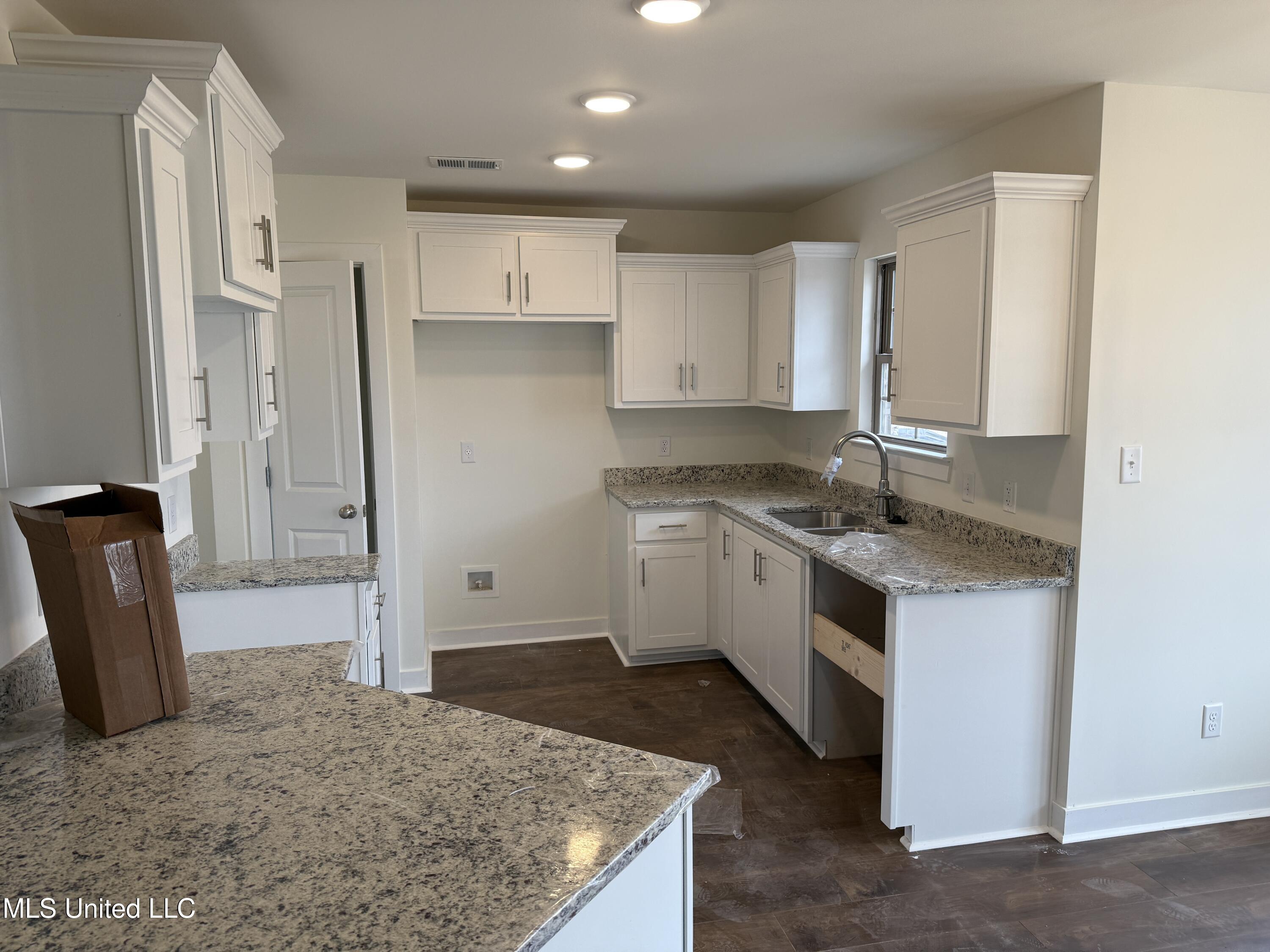 6588 Boxley Pointe, Unit POINTE Walls, MS 38680 - Photo 5 of 15 Kitchen