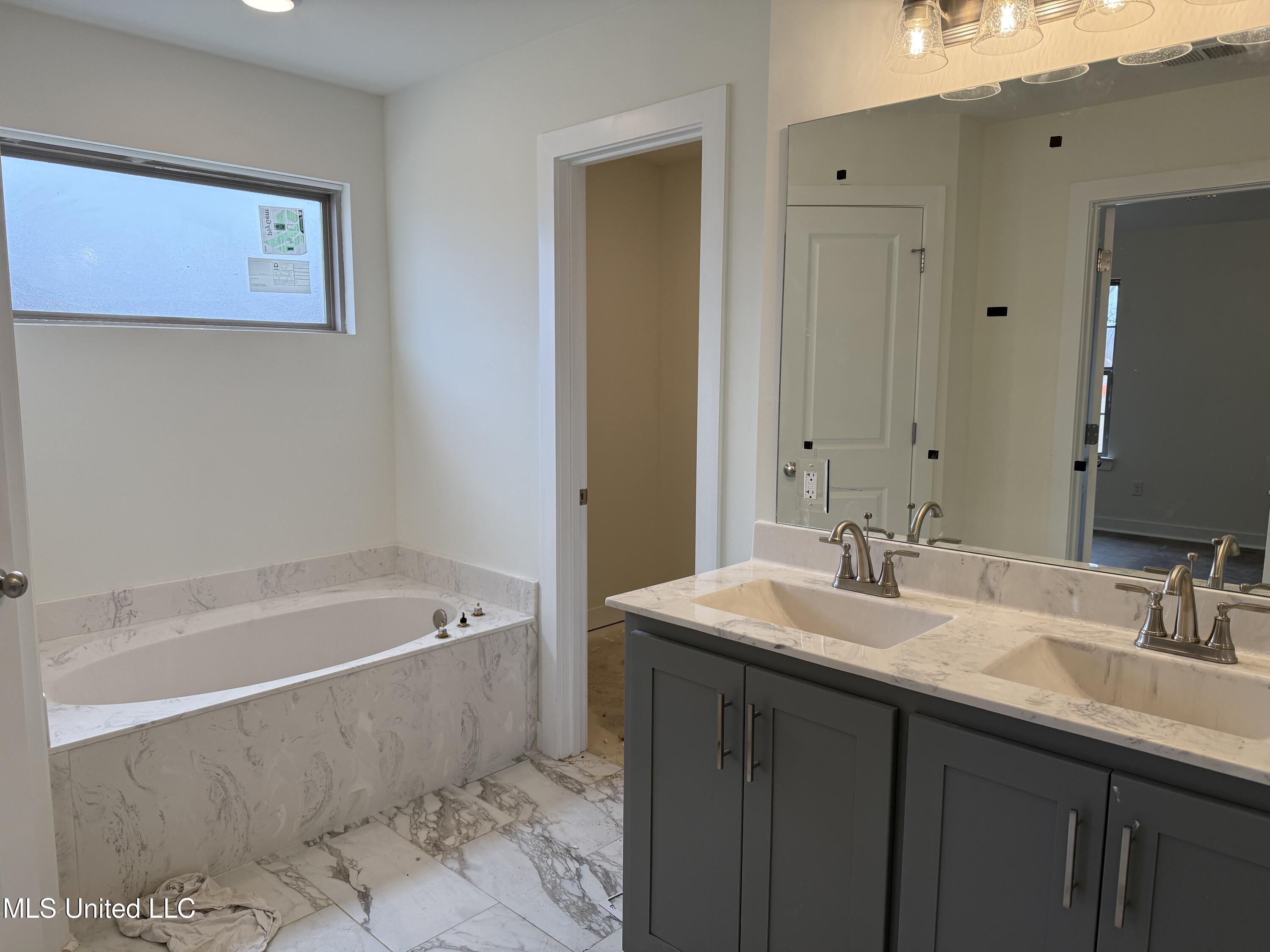 6588 Boxley Pointe, Unit POINTE Walls, MS 38680 - Photo 8 of 15 Primary Bathroom