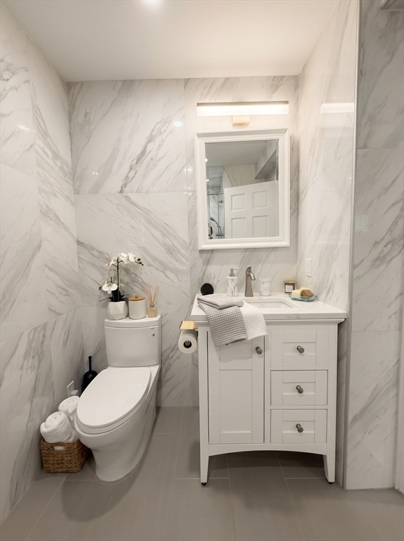 115 Hawthorn Road Braintree, MA 02184 - Photo 15 of 37 a bathroom with a toilet sink and mirror