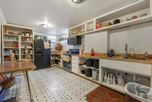 $450,000 | 409 1st Street East, Hansen, ID 83334