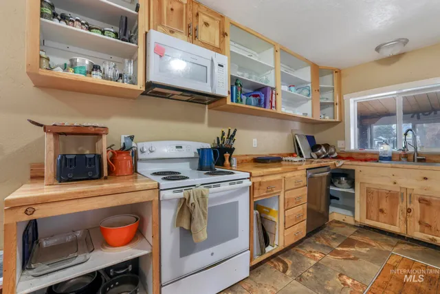 $450,000 | 409 1st Street East, Hansen, ID 83334