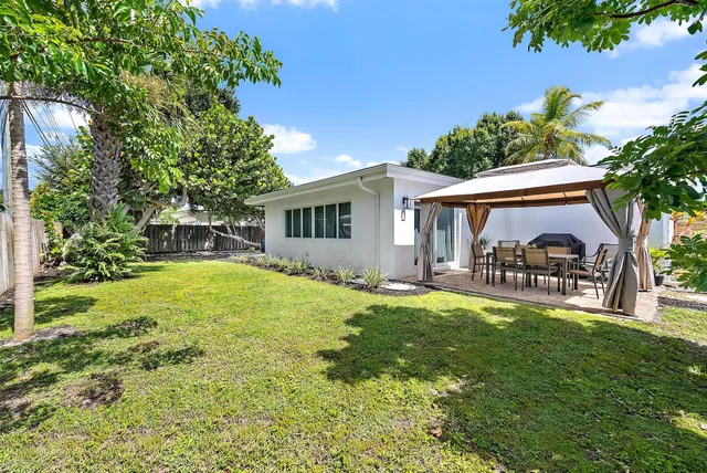 a view of an outdoor sitting area with a backyard