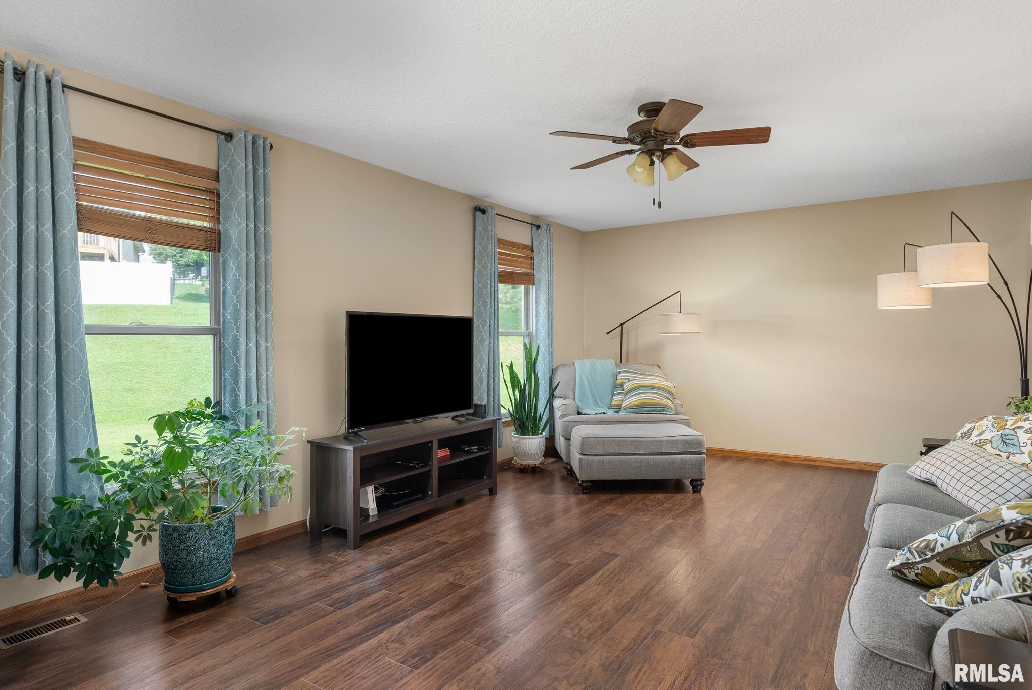 2634 Revo Road Davenport, IA 52806 - Photo 9 of 29 Gallery Image 9