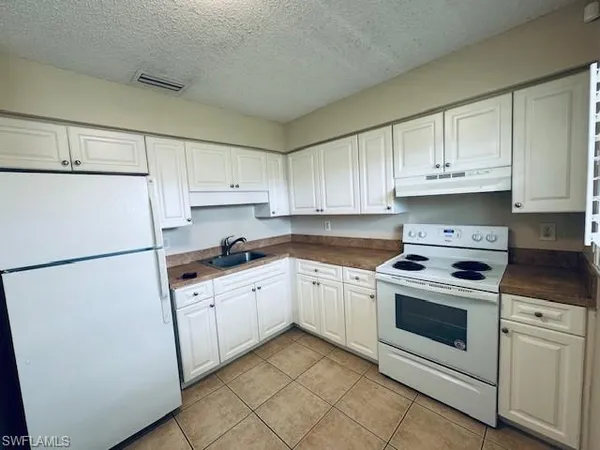 $1,650 | 3325 Airport Road North, Unit T7, Naples, FL 34105