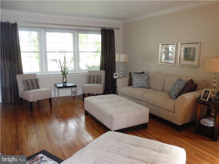 1005 Mueller Road Warminster, PA 18974 - Photo 2 of 24 Living Room