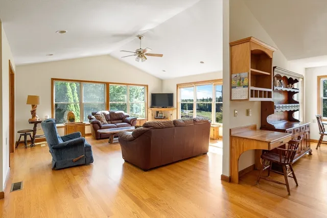 $599,900 | 21 Old County Road, Southampton, MA 01073