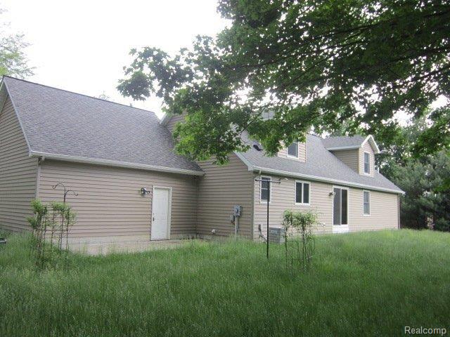 6105 Denton Road Belleville, MI 48111 - Photo 2 of 19 IMG_4627.JPG