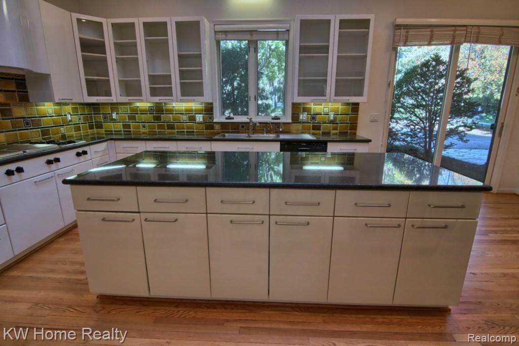 5165 Ponvalley Road Bloomfield Hills, MI 48302 - Photo 8 of 32