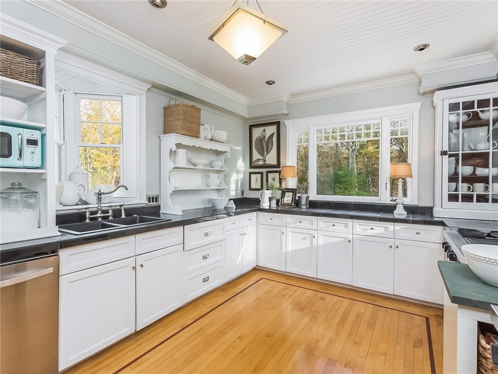 286 Hunting House Road Glocester, RI 02857 - Photo 8 of 39