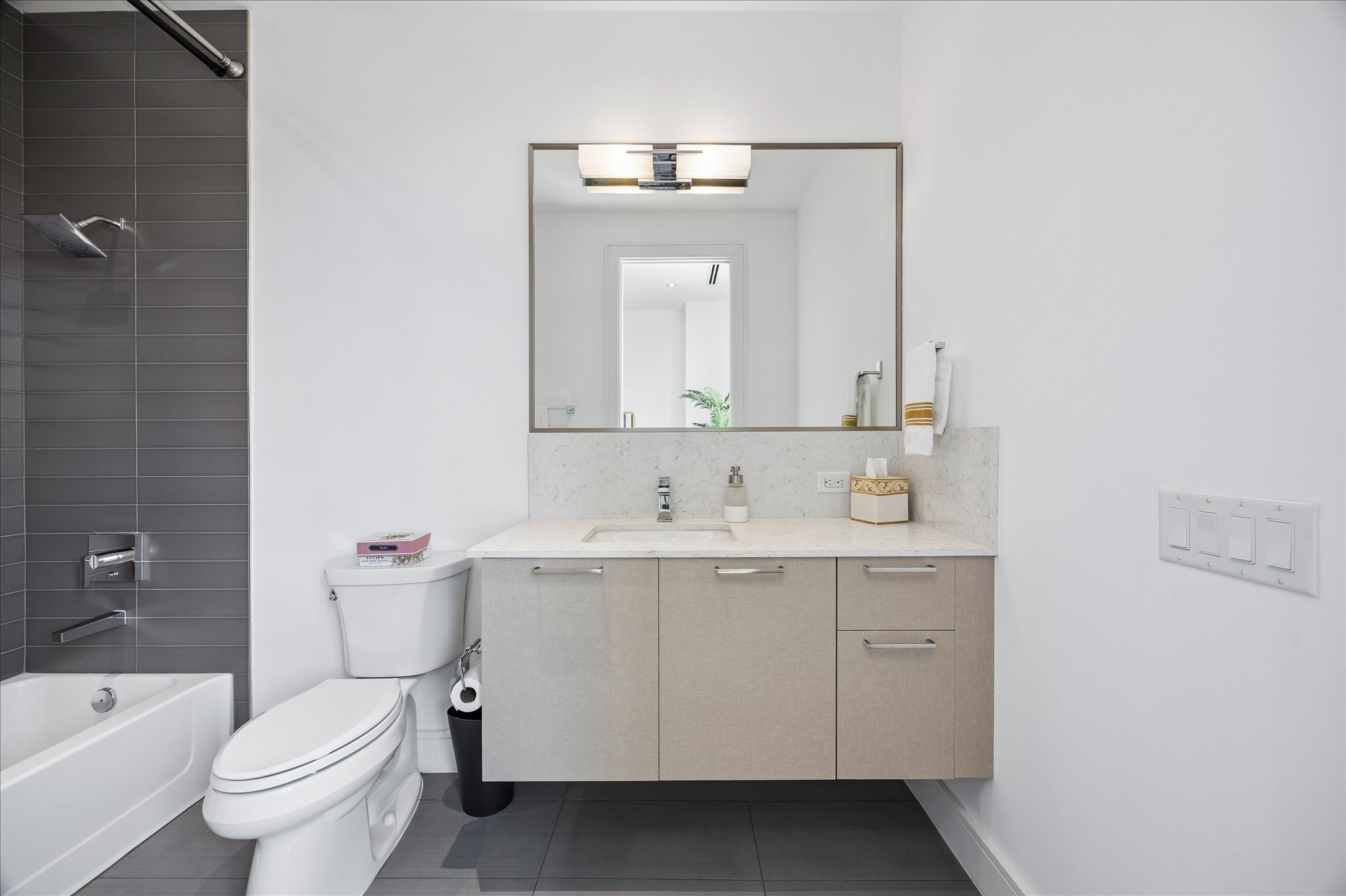 5104 Caroline Street, Unit 403 Houston, TX 77004 - Photo 27 of 33 Bedroom 1 en-suite bathroom with tub