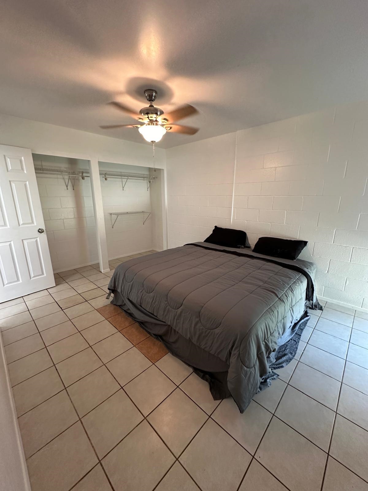 111 Kahului Beach Road, Unit C116 Kahului, HI 96732 - Photo 7 of 14 a bedroom with a bed and a lamp
