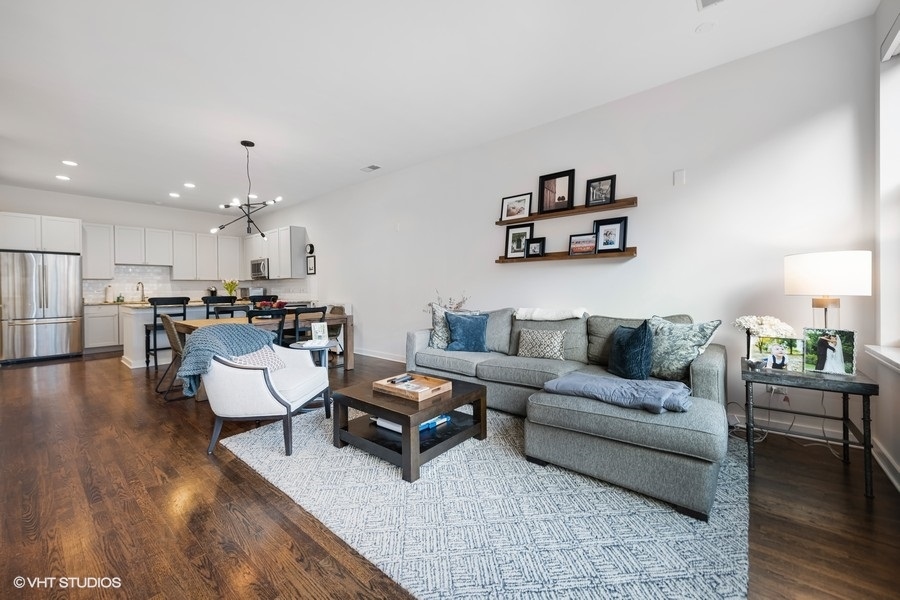 908 North Howe Street Chicago, IL 60610 - Photo 2 of 25 a living room with furniture and kitchen view