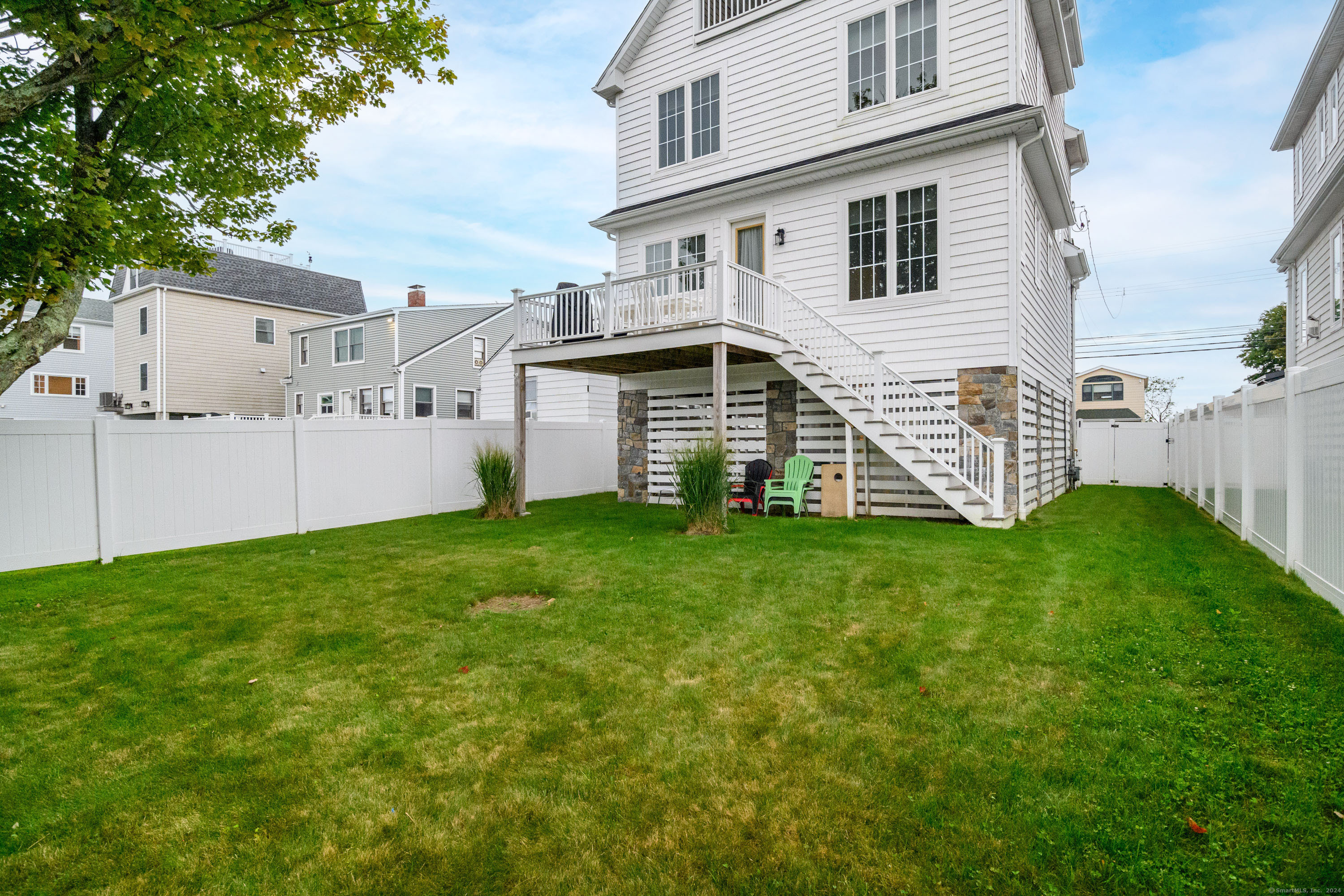 1039 Reef Road Fairfield, CT 06824 - Photo 12 of 26 front view of a house with a yard