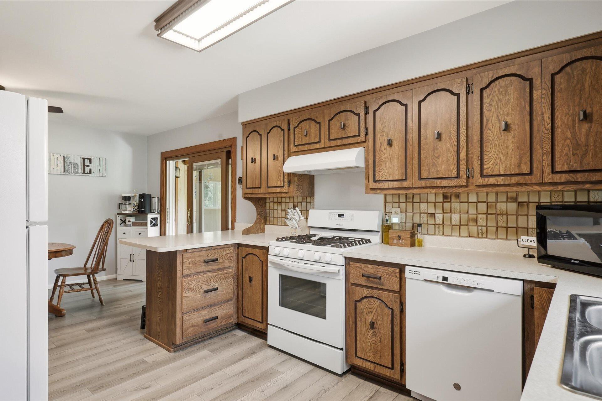 11610 West Sunnybrook Road Franklin, WI 53132 - Photo 11 of 34 Kitchen w/ Breakfast Bar