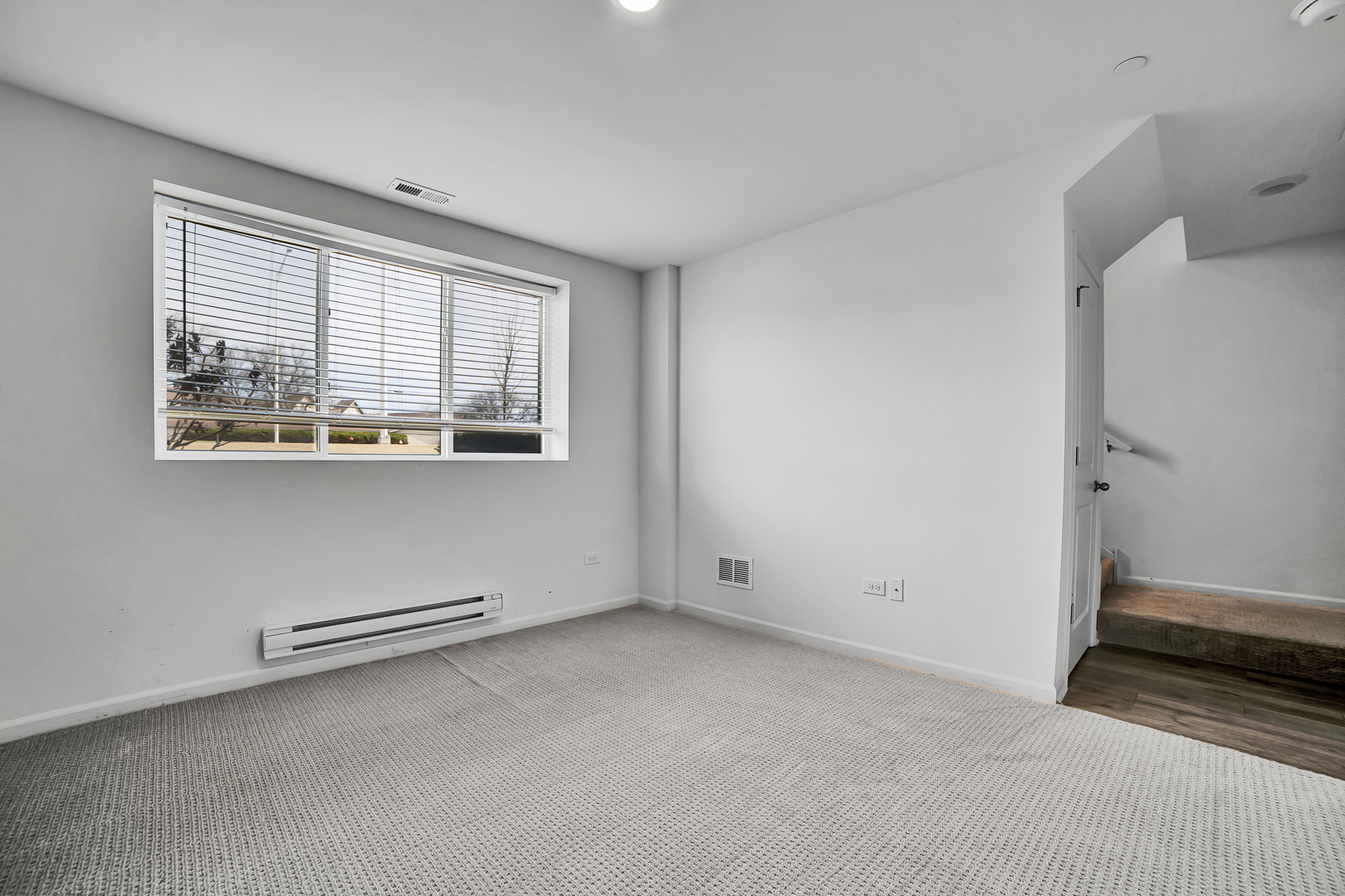 1292 Quadrant Lane Schaumburg, IL 60173 - Photo 29 of 39 an empty room with windows