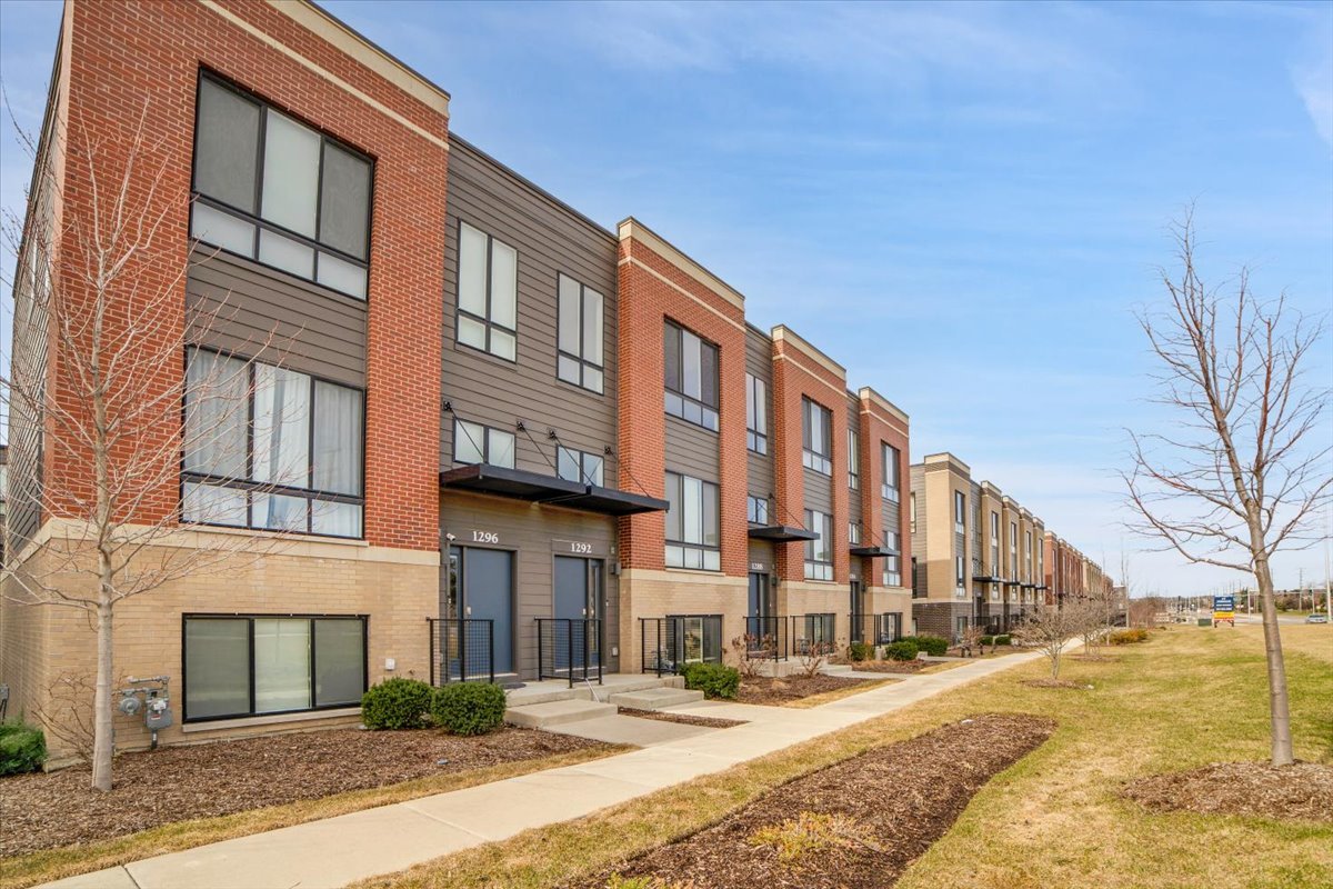 1292 Quadrant Lane Schaumburg, IL 60173 - Photo 30 of 39 a front view of a building