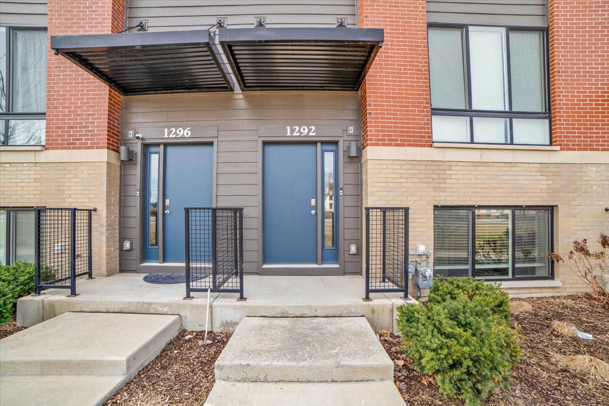 1292 Quadrant Lane Schaumburg, IL 60173 - Photo 3 of 39 a front view of a house