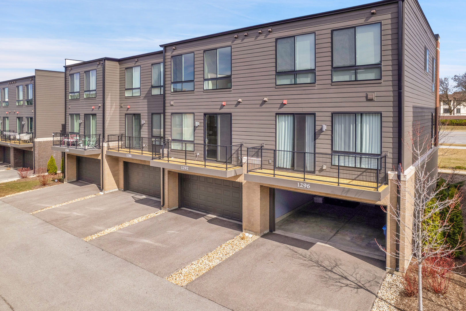 1292 Quadrant Lane Schaumburg, IL 60173 - Photo 35 of 39 a house view with a outdoor space