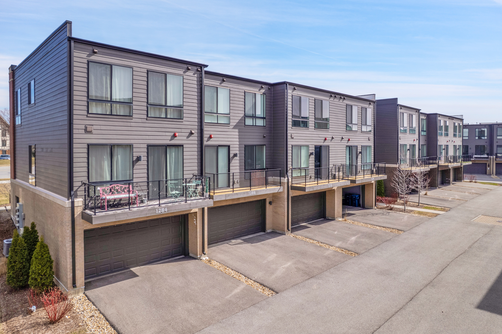 1292 Quadrant Lane Schaumburg, IL 60173 - Photo 37 of 39 a view of a building with sitting area