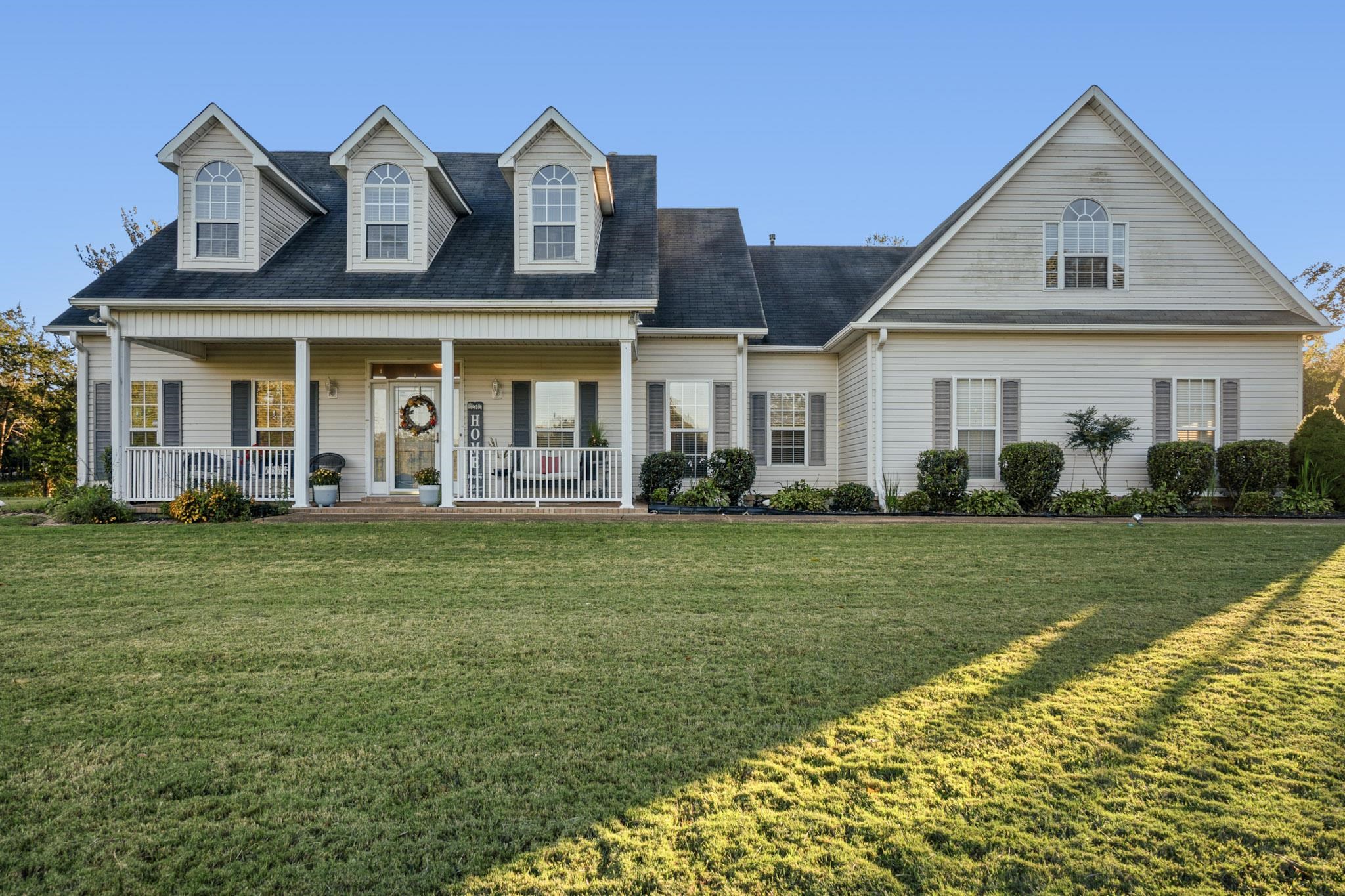 a view of a house with a yard