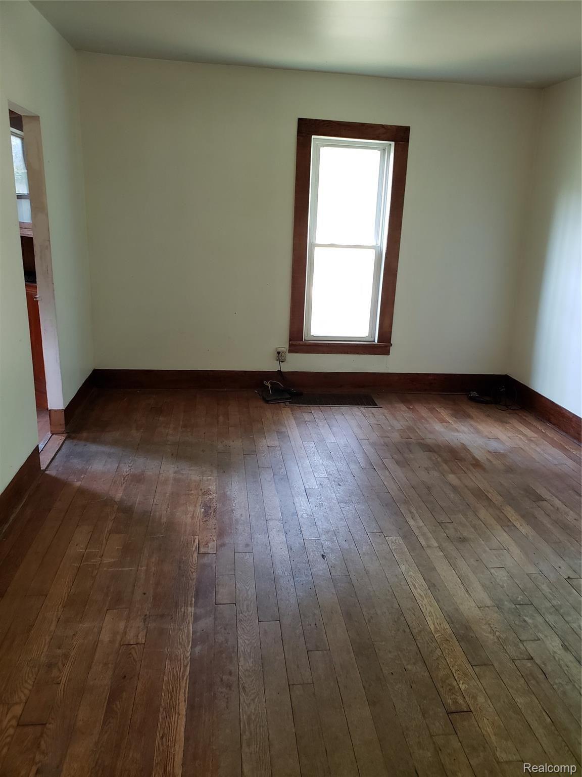 3012 North Washburn Road Davison, MI 48423 - Photo 6 of 16 front room 2.jpg