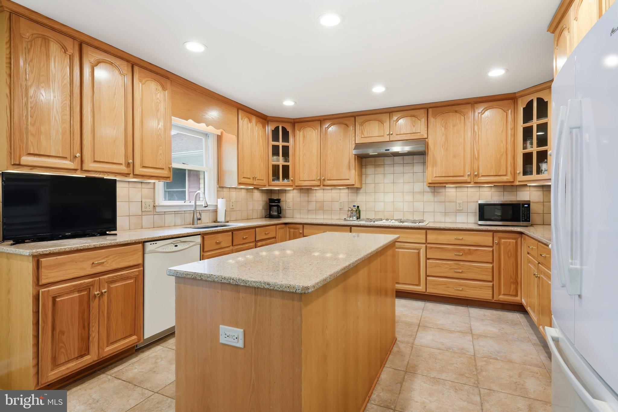 25714 Edgeview Road Royal Oak, MD 21662 - Photo 11 of 39 a kitchen with stainless steel appliances granite countertop a stove a sink and a refrigerator
