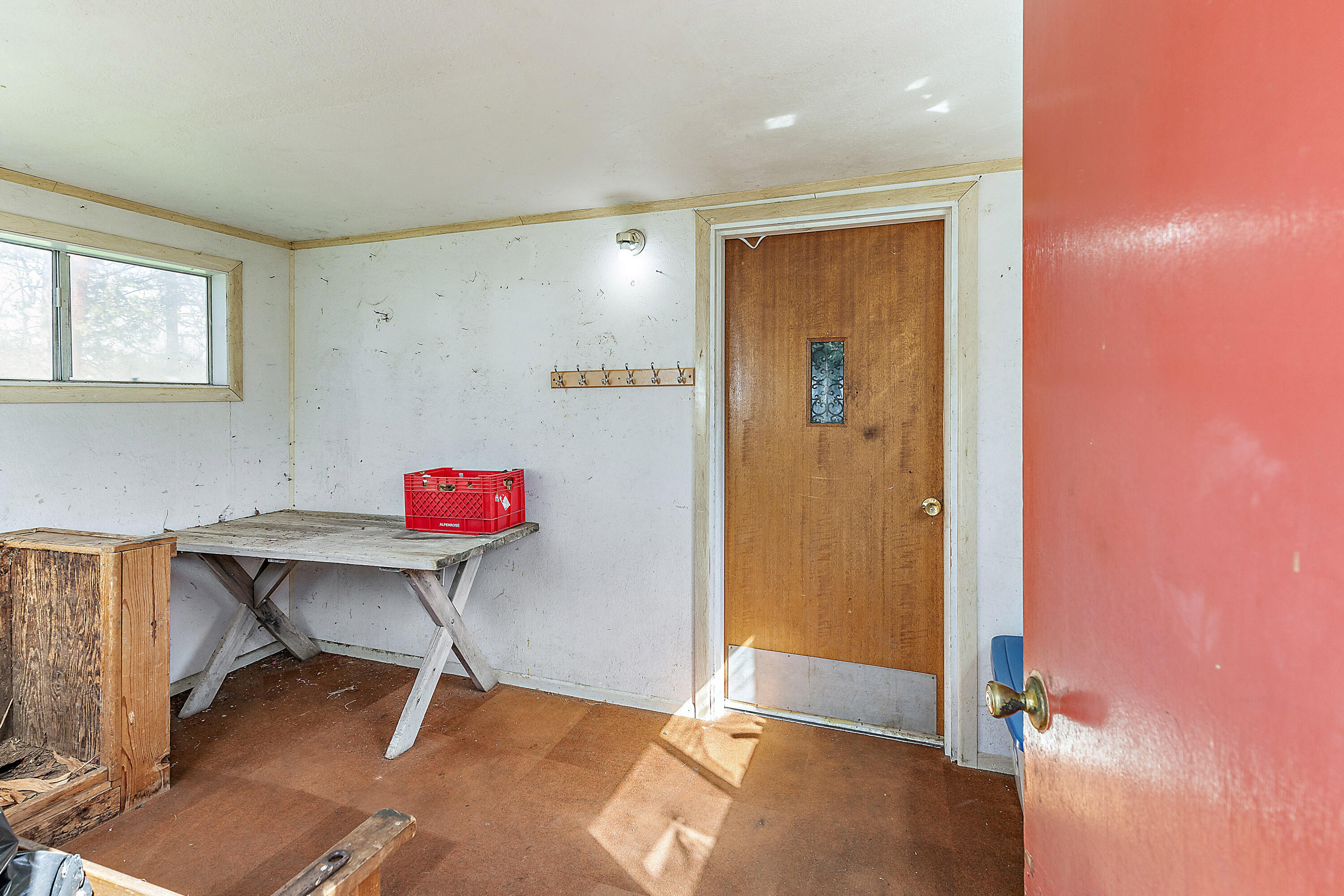 2150 North Obenchain Road Eagle Point, OR 97524 - Photo 68 of 69 a workspace with furniture and window