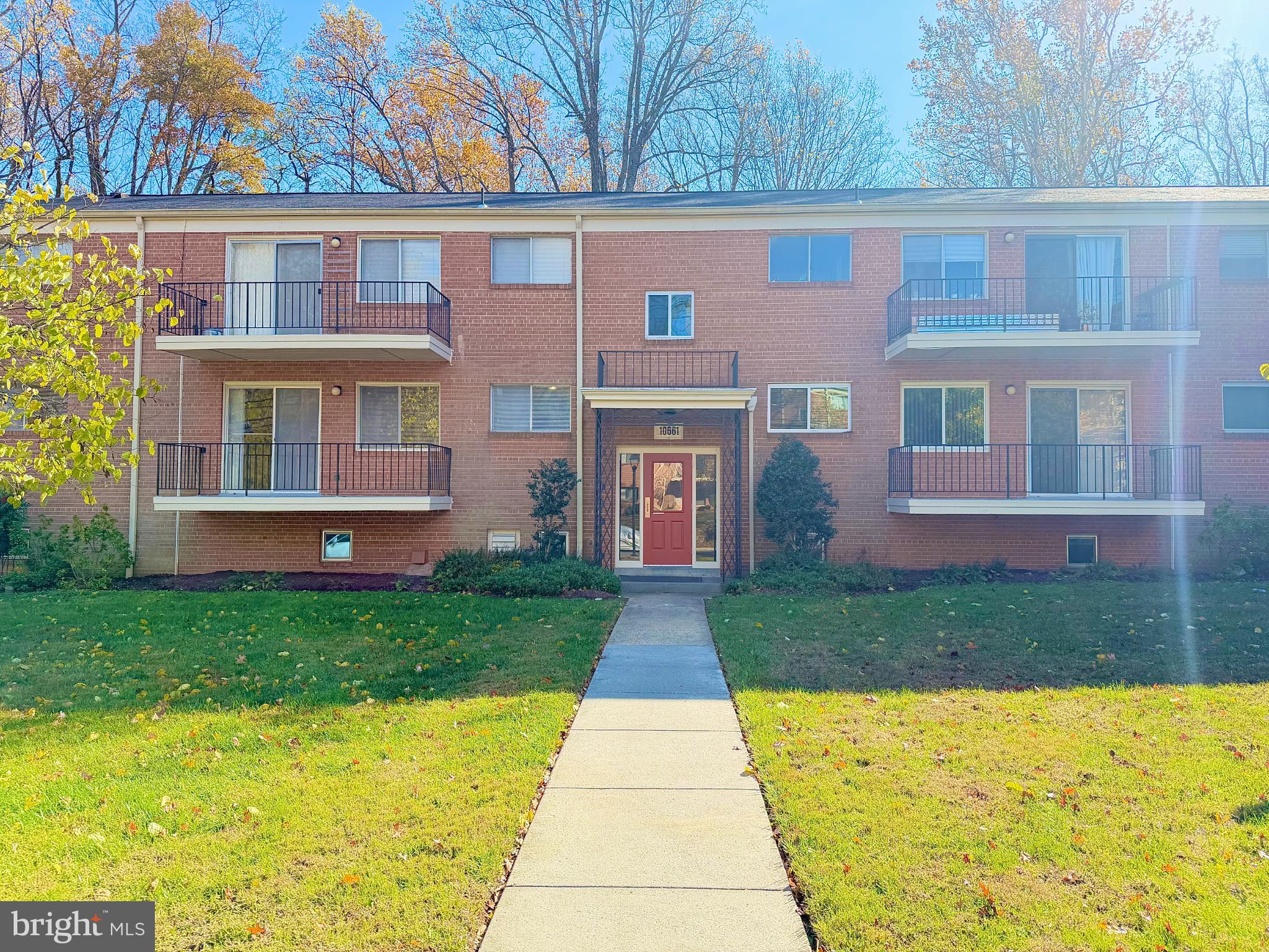 a view of brick building with a yard