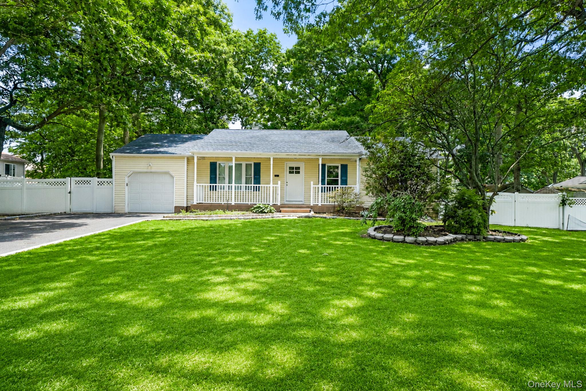 25 Heston Road Shirley, NY 11967 - Photo 2 of 38