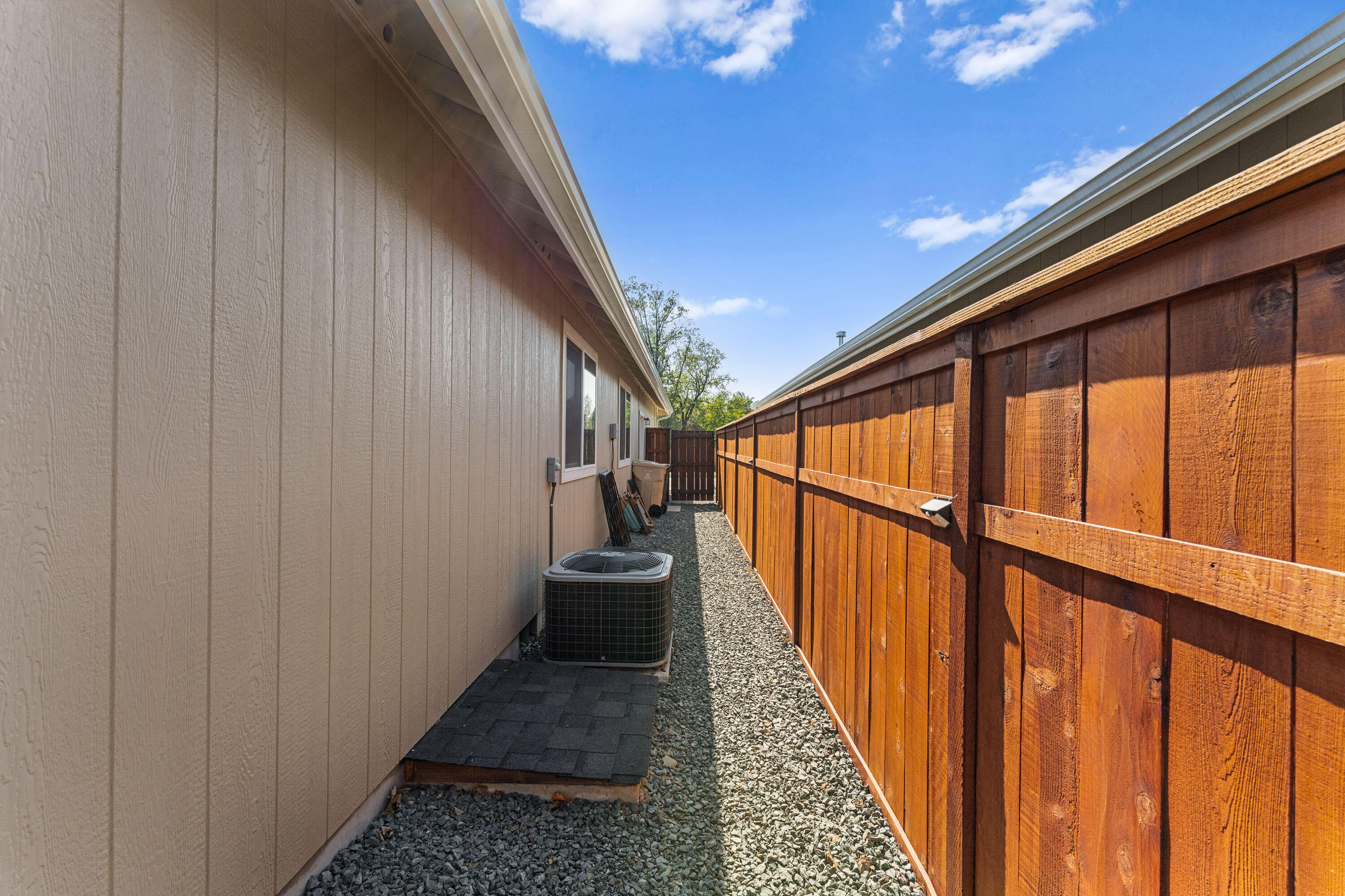 183 Lincoln Road Grants Pass, OR 97526 - Photo 21 of 27 clean side yards