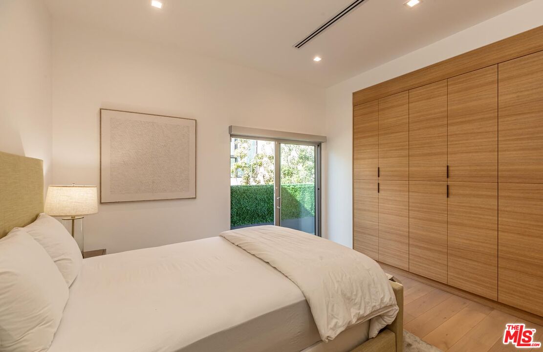 31220 Broad Beach Road Malibu, CA 90265 - Photo 19 of 33 a bedroom with a bed and a lamp