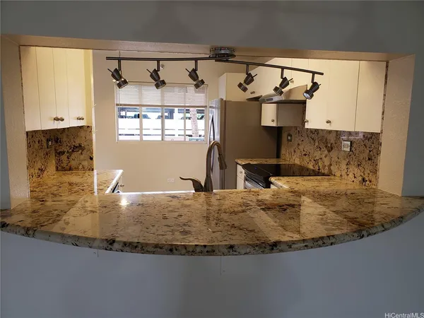 $3,500 | 3075 Ala Poha Place, Unit 301, Honolulu, HI 96818