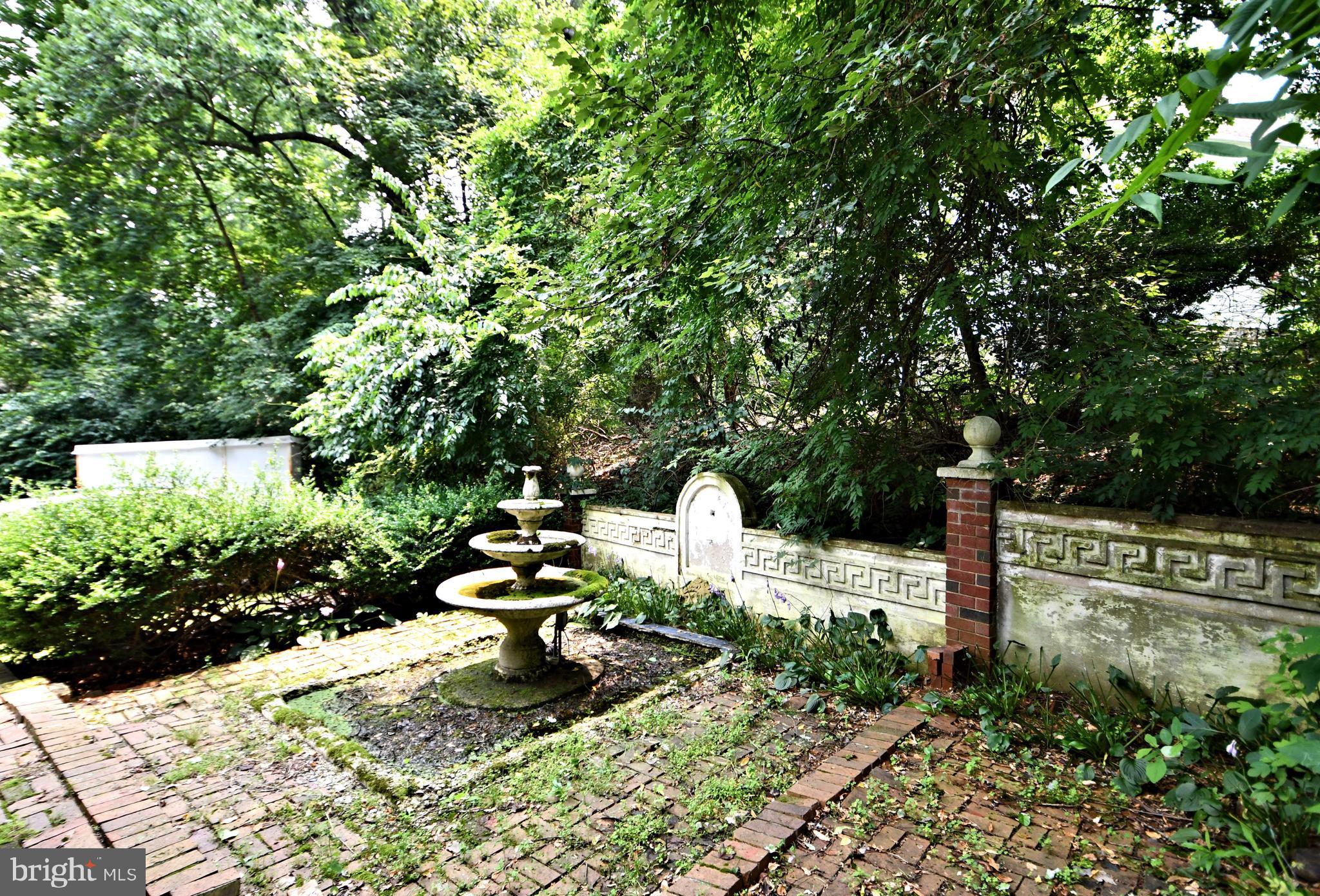 108 Glen Valley Road Morrisville, PA 19067 - Photo 4 of 83 Formal garden area