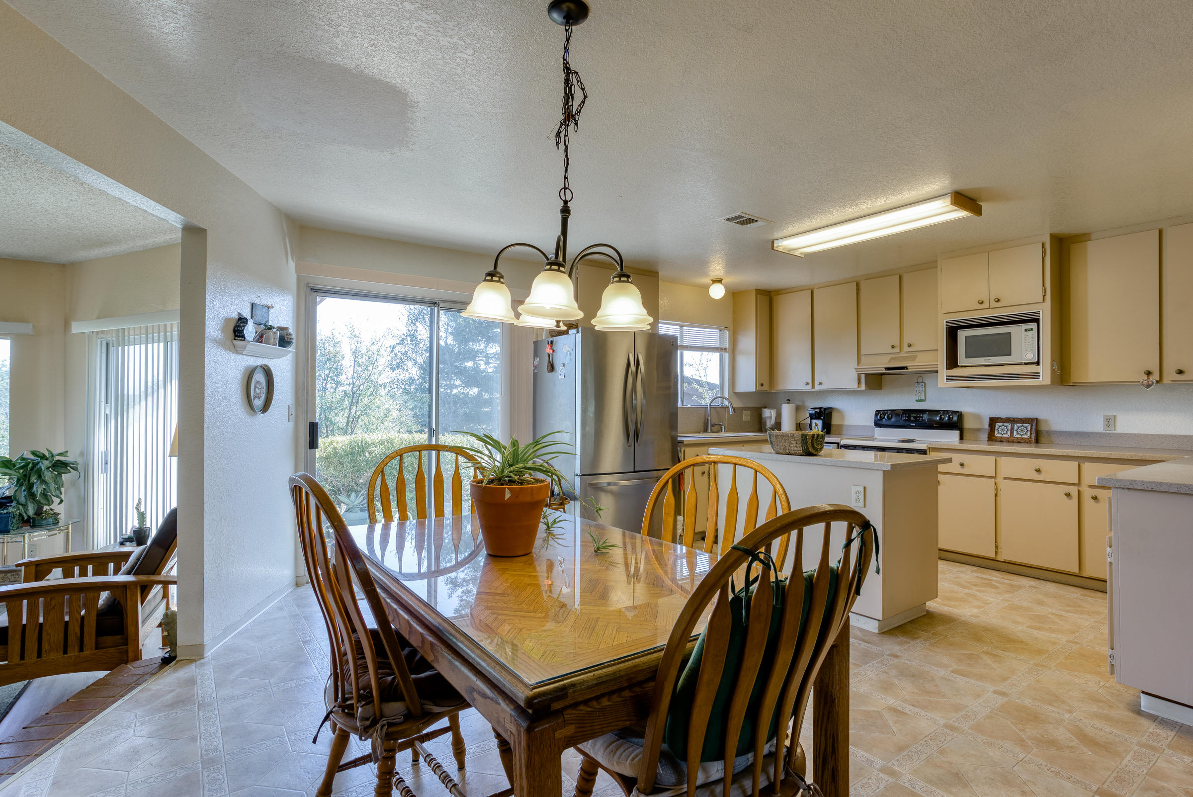9057 Stillwater Road Redding, CA 96002 - Photo 12 of 34 Open dining area