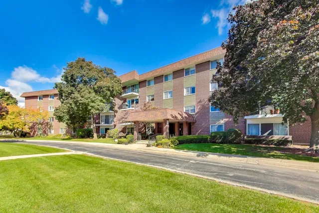 $220,000 | 1025 South Fernandez Avenue, Unit 3B, Arlington Heights, IL 60005