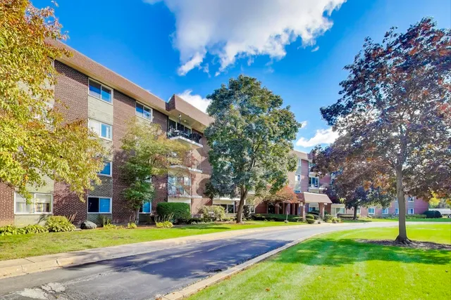 $220,000 | 1025 South Fernandez Avenue, Unit 3B, Arlington Heights, IL 60005