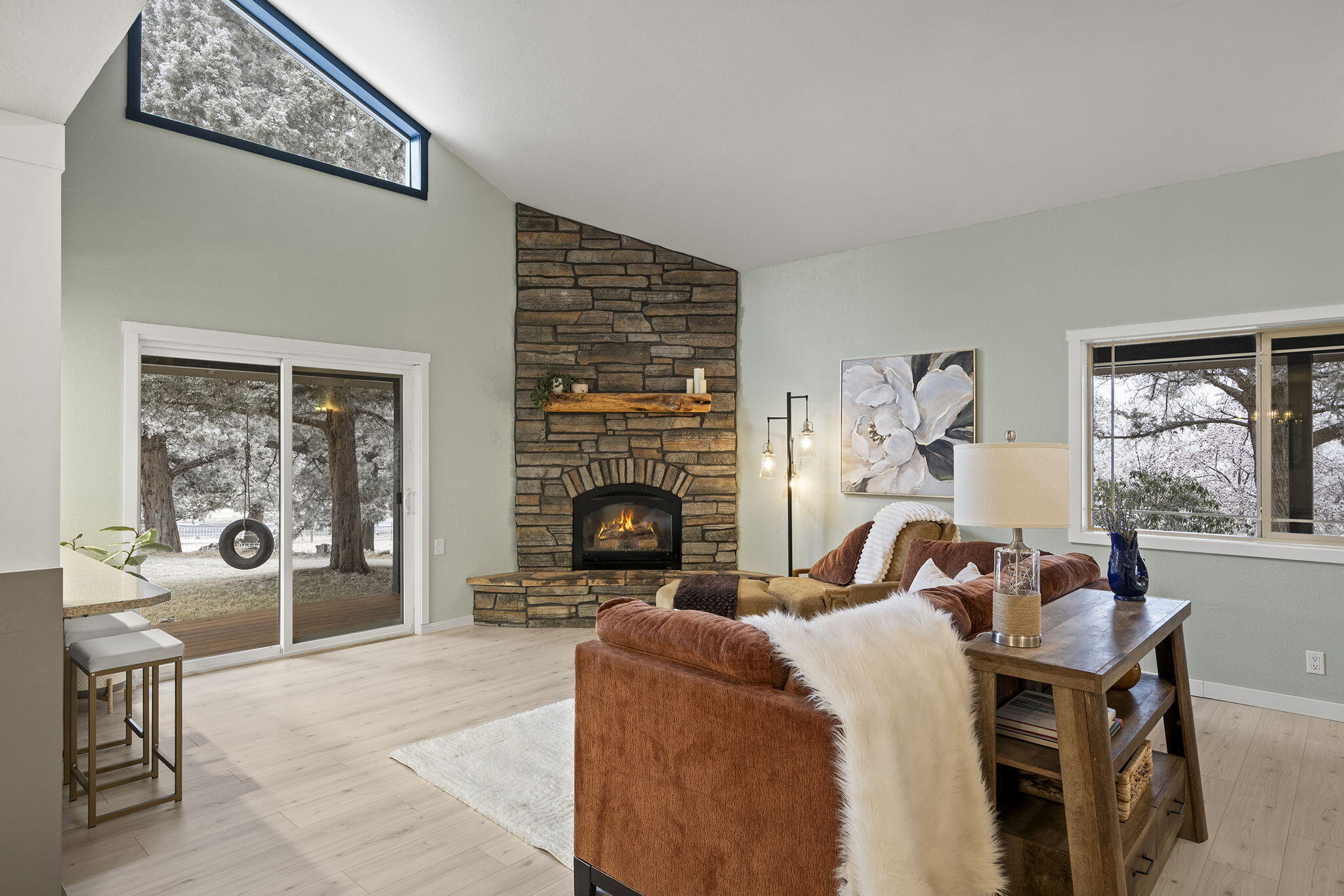 20275 Rogers Road Bend, OR 97703 - Photo 5 of 44 Gallery Image 5