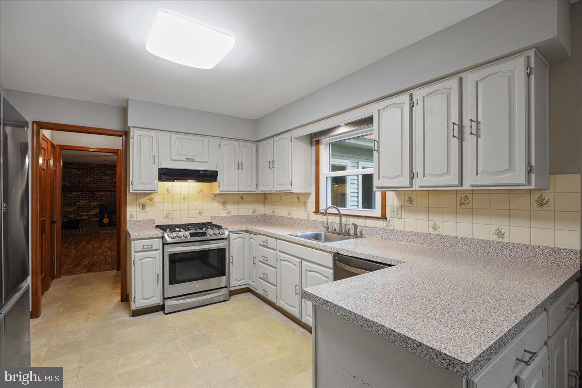 34 Foxchase Road Tabernacle, NJ 08088 - Photo 10 of 46 Kitchen (New Black LG Stainless Steel Appliances)