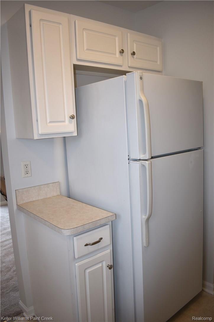 1885 Flagstone Circle Rochester, MI 48307 - Photo 21 of 32 LOOK MORE KITCHEN CABINETS & A GE REFRIGERATOR TOO!!