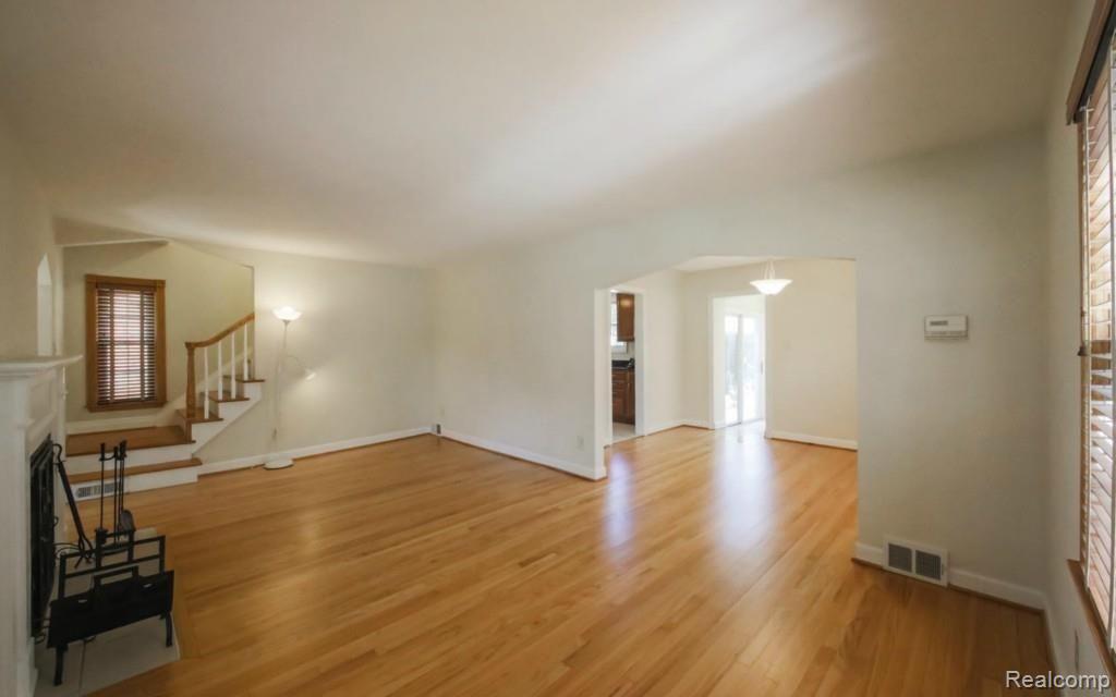 1760 Roslyn Road Grosse Pointe, MI 48236 - Photo 6 of 23 6-photo-web-1680x1050-102690.jpg