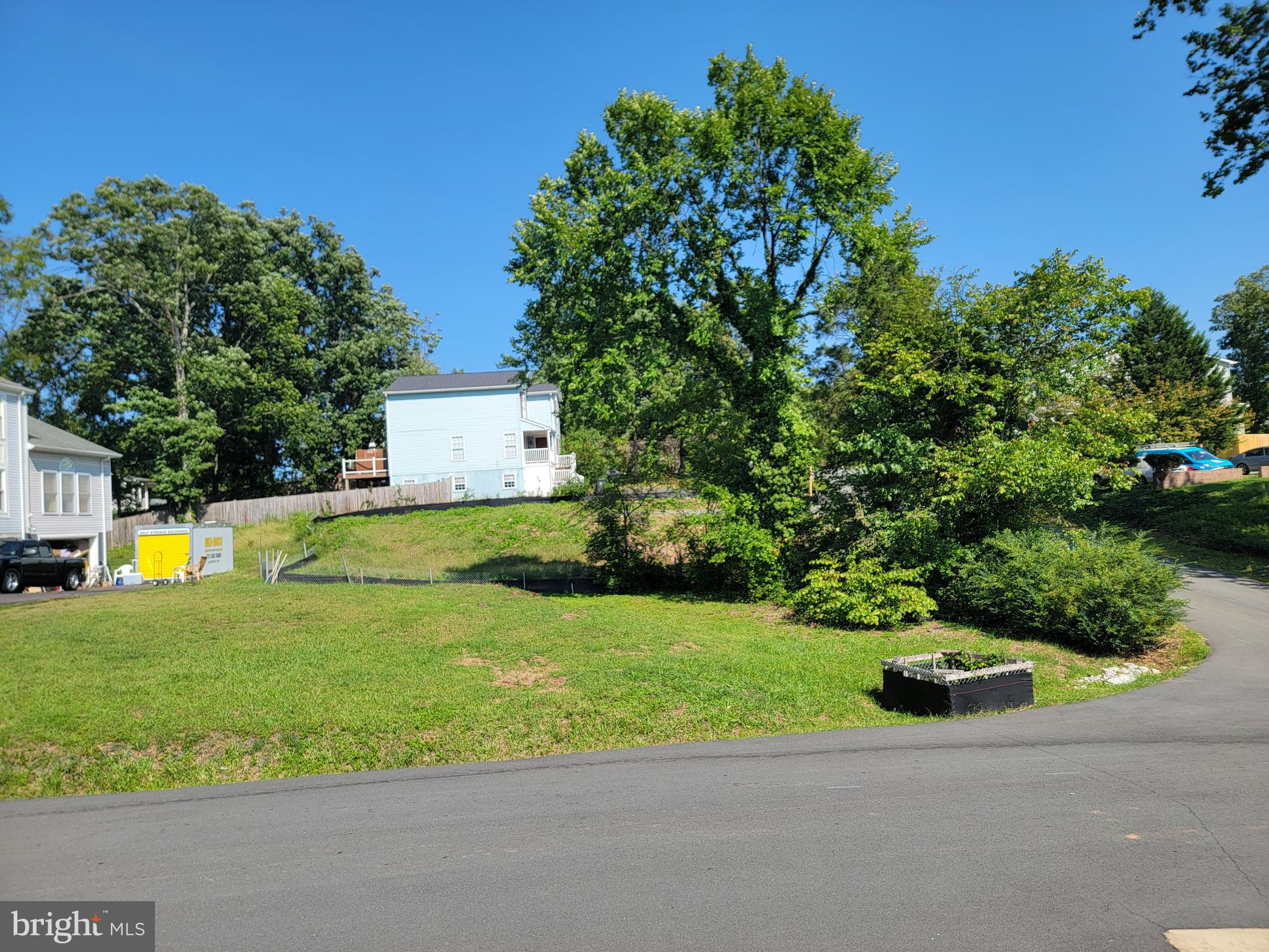 9657 Old Wellington Road Manassas, VA 20110 - Photo 3 of 8 a house with swimming pool in front of it