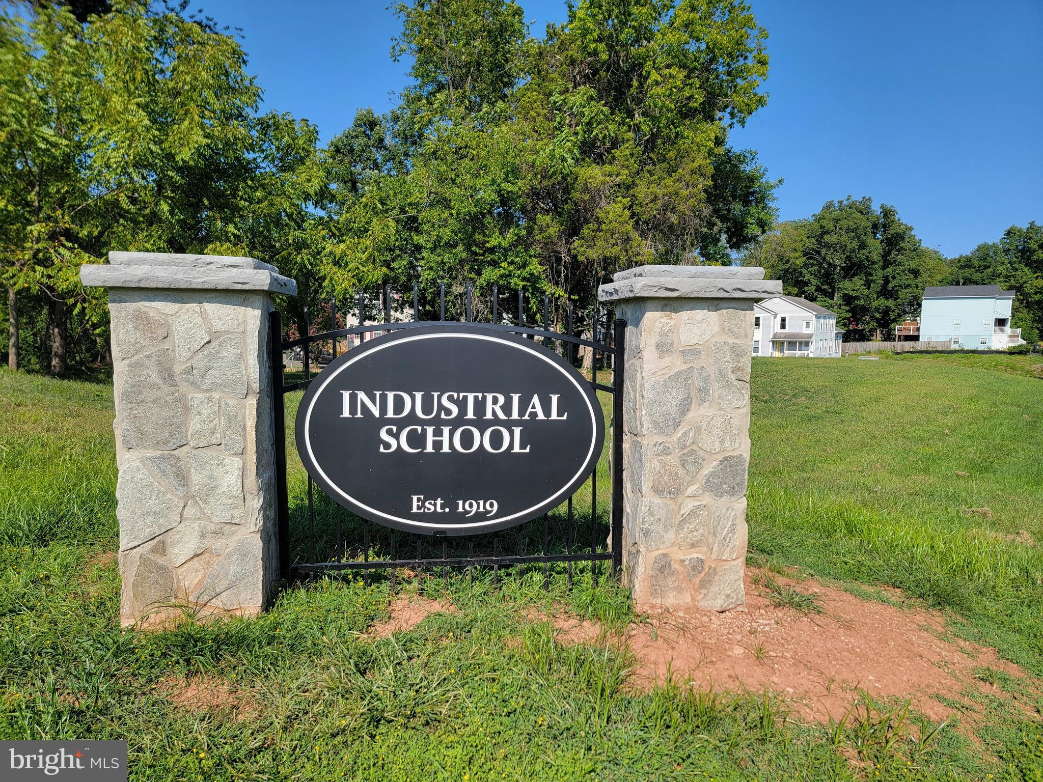 9657 Old Wellington Road Manassas, VA 20110 - Photo 4 of 8 a view of a back yard with a tub