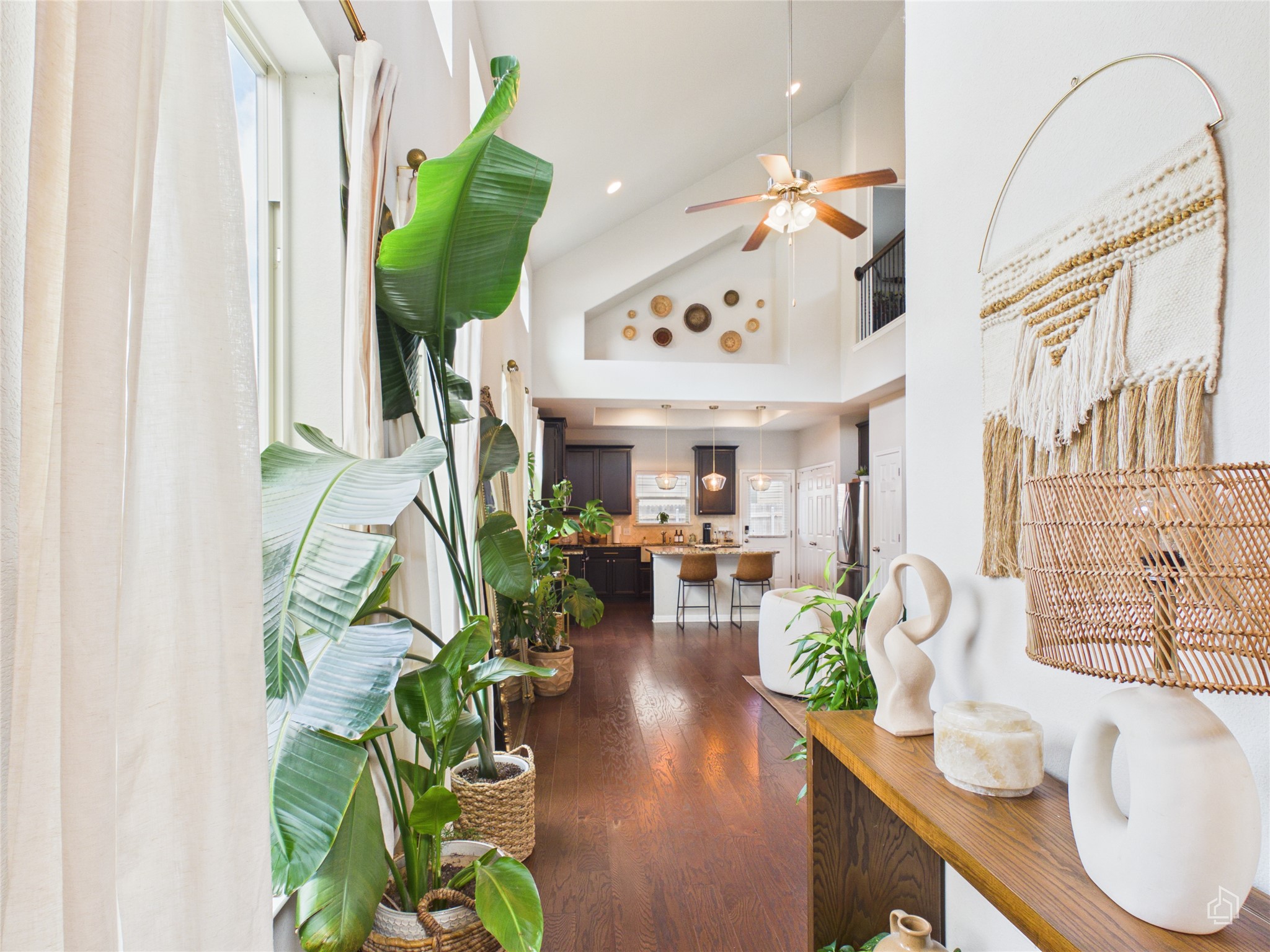 9310 Tanager Way Austin, TX 78748 - Photo 3 of 32 Voluminous vaulted ceilings elevate this open-concept main living area with a clear sightline to the kitchen.