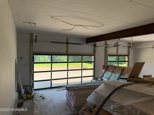 a view of a house with backyard and garden