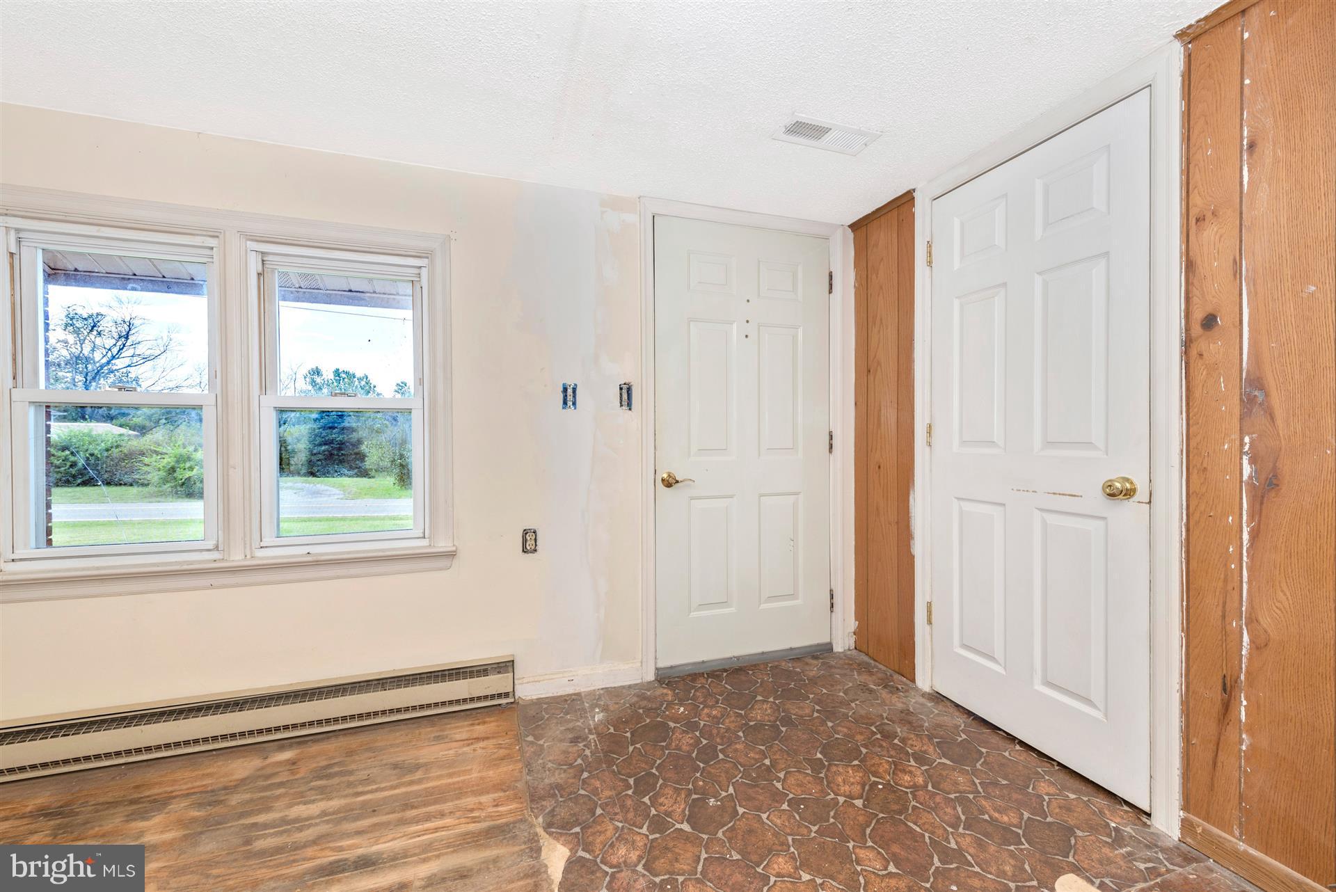 12921 Layman Road Thurmont, MD 21788 - Photo 18 of 30 Living Room