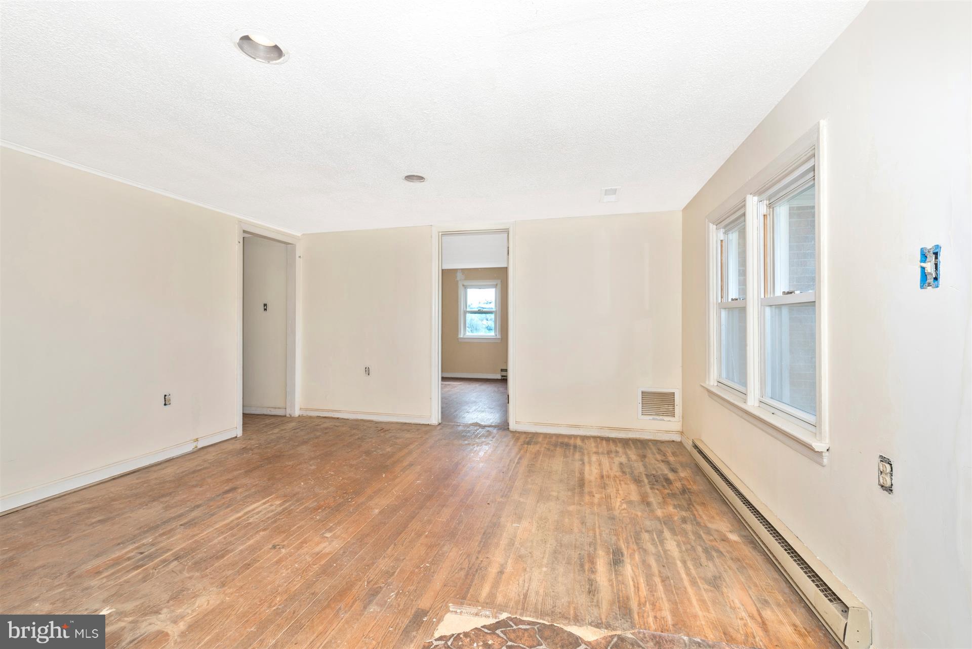 12921 Layman Road Thurmont, MD 21788 - Photo 19 of 30 Living Room